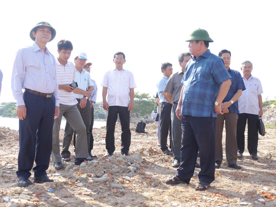 B&iacute;[-]thư[-]Tỉnh[-]ủy[-]B&igrave;nh[-]Định:[-]Đổ[-]đất[-]lấn[-]đầm[-]Thị[-]Nại[-]l&agrave;[-]ph&aacute;[-]hoại!